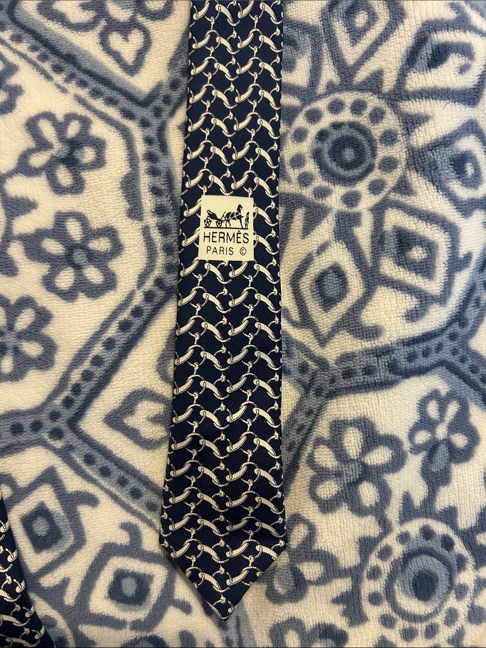 Hermès Navy Silk Tie with White Chain-Link Motif